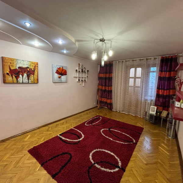 Продам квартиру Варшавська вул., 46